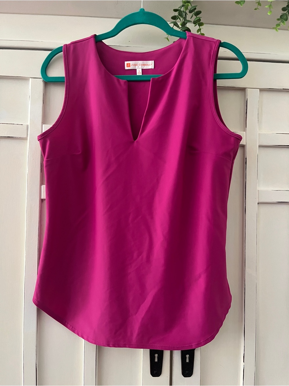 Jude Connally Sleeveless V-Notch Camisole in Fuchsia Size M as new